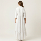 Jilana | Vestido largo con cuello alto, botones delanteros y bajo con volantes