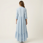 Jilana | Vestido largo con cuello alto, botones delanteros y bajo con volantes