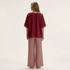 Juliana | Top estilo universitario con escote en V y conjunto de pantalón ancho a rayas